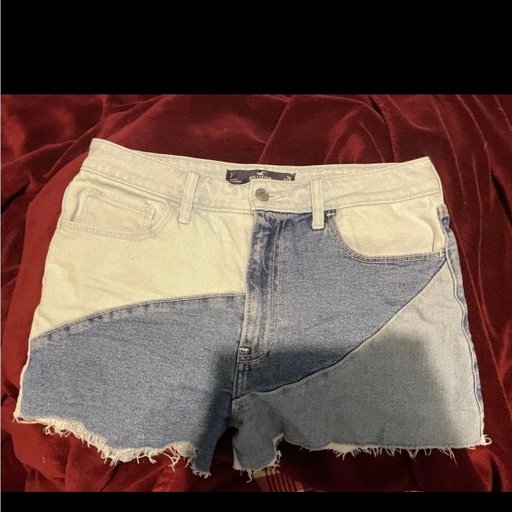 Hollister Two-Tone Jean Shorts Ultra High Rise Mom Shorts 3”
New never worn